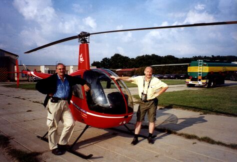 Kameraman Josef Nekvasil vlevo, reisr Bedich Ludvk vpravo. To mezi nimi je vrtulnk Robinson.